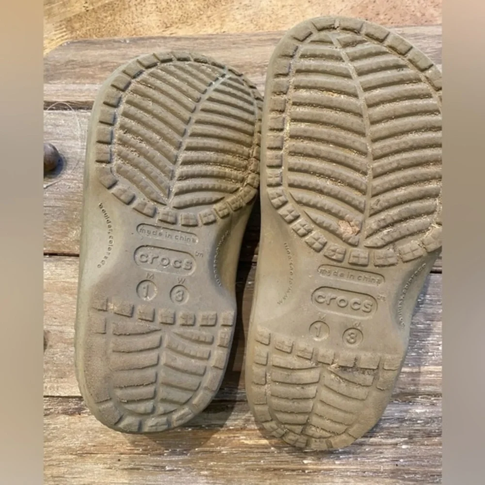 CROCS Tan and Camo Men’s 1 Women’s 3 Material Slingback Shoe.‎